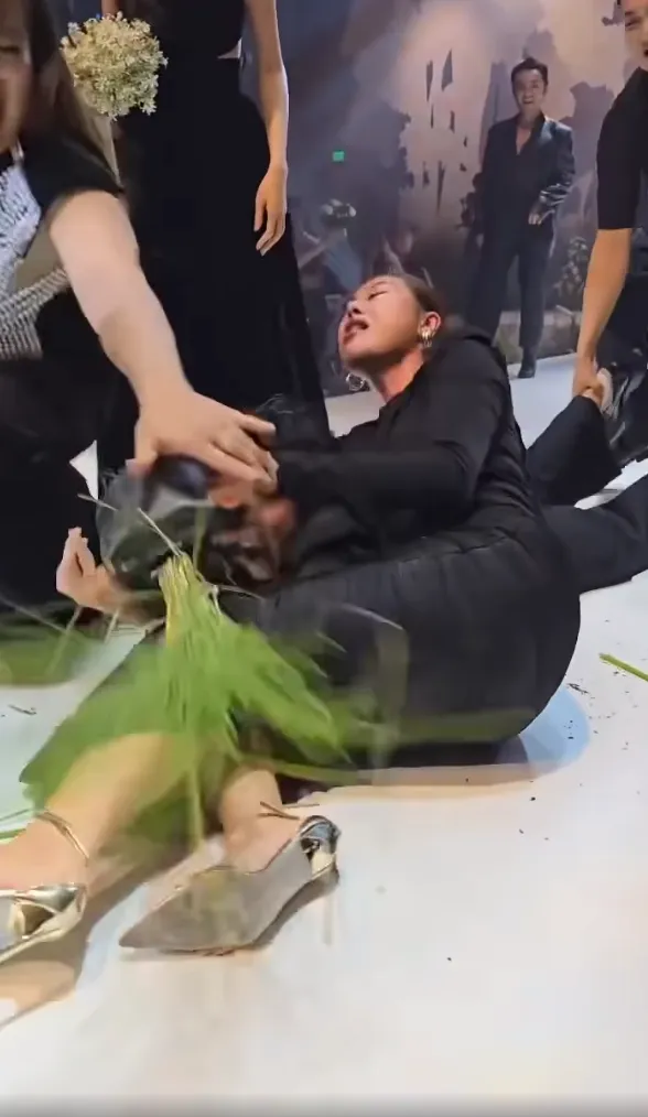 hon-chien-sau-dam-cuoi-minh-tu-nam-thu-tay-doi-voi-loat-nghe-si (3)