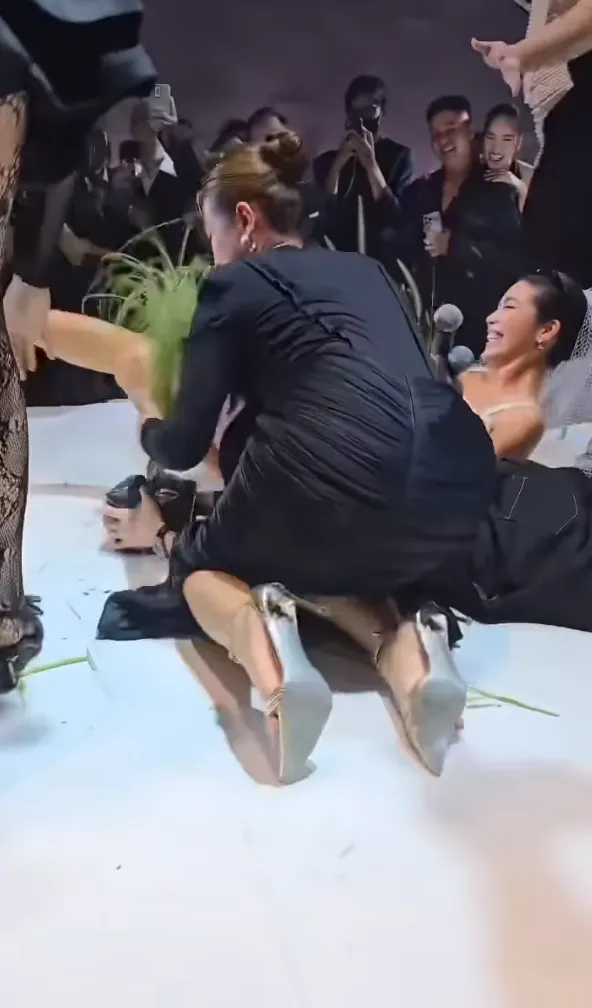 hon-chien-sau-dam-cuoi-minh-tu-nam-thu-tay-doi-voi-loat-nghe-si (5)