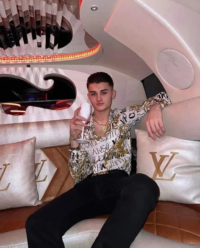 su-that-bat-ngo-chang-trai-19-tuoi-cau-hon-cu-ba-u80-khoe-ca-anh-sieu-am-thai (2)