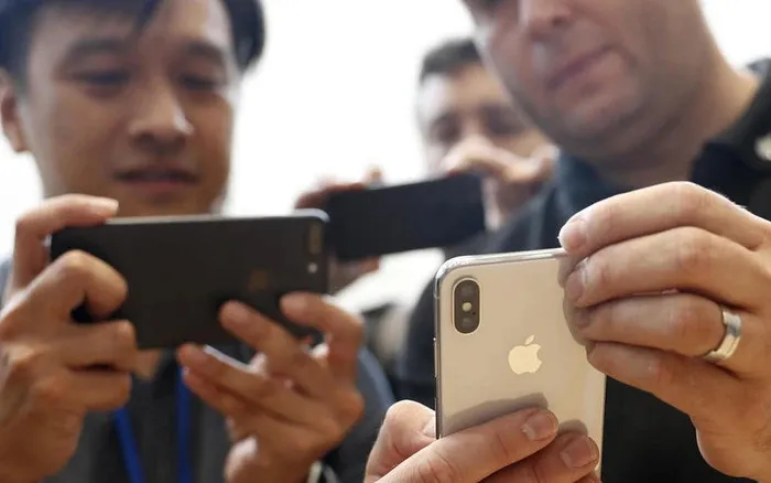 vi-sao-nguoi-nuoc-ngoai-khong-dung-op-lung-dien-thoai (21)