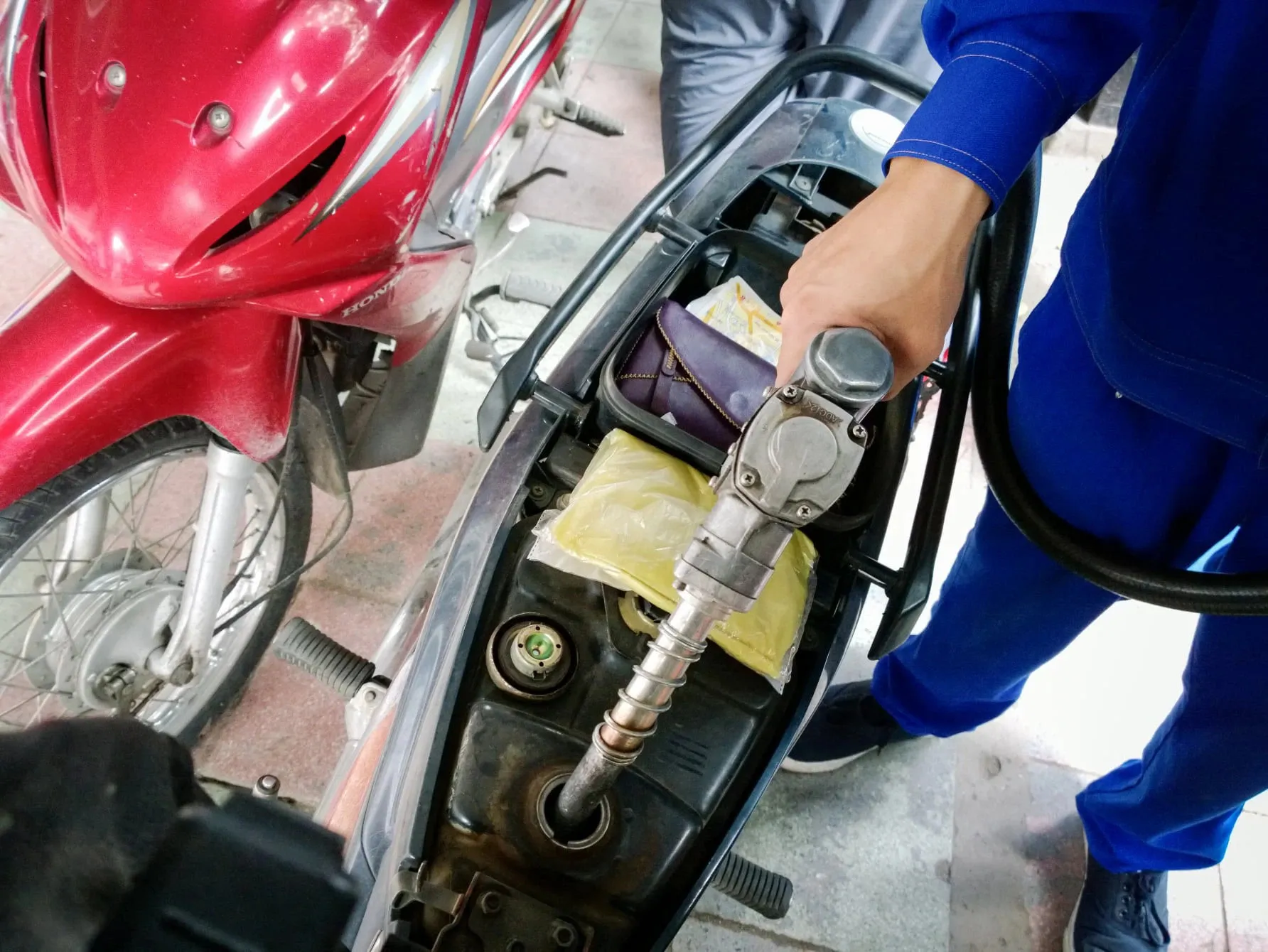 mua-nang-nong-di-do-xang-cho-goi-day-binh-hay-50-ngan-co-1-meo-giup-tiet-kiem-it-nguoi-biet (2)