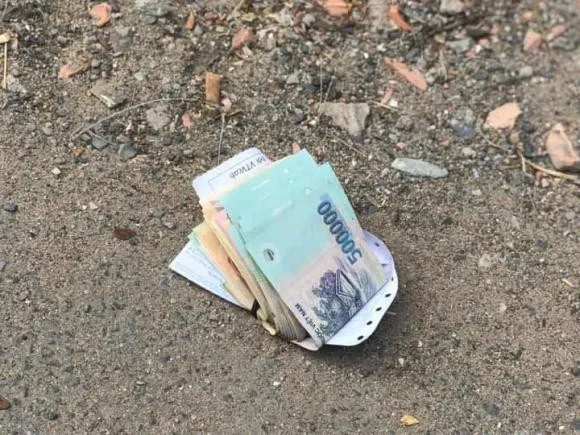 di-ngoai-duong-vo-tinh-nhat-duoc-tien-roi-la-may-man-hay-xui-xeo (7)