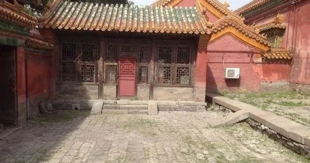 du-khach-tham-quan-tu-cam-thanh-khong-duoc-buoc-vao-lanh-cung (227)