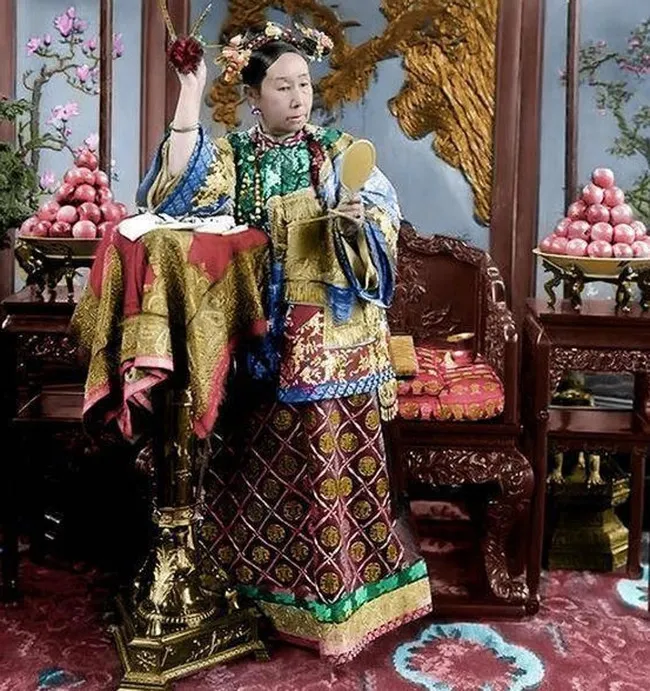 tu-hi-thai-hau-bat-cung-nu-ngam-nuoc-trong-luc-ba-di-ve-sinh (2)