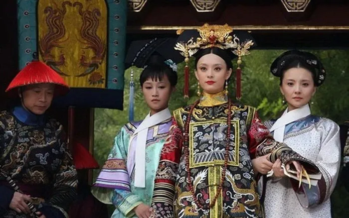 tu-hi-thai-hau-bat-cung-nu-ngam-nuoc-trong-luc-ba-di-ve-sinh (6)