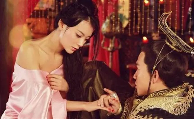 phi-tan-thoi-xua-khong-duoc-phep-phat-ra-am-thanh-khi-duoc-hoang-de-thi-tam (01)