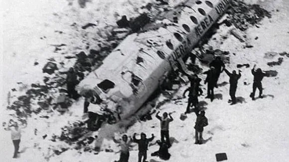 rung-minh-vu-may-bay-roi-giua-day-nui-30-nguoi-phai-an-lan-nhau-de-sinh-ton (9)