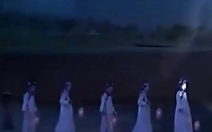 chuyen-bi-an-trong-tu-cam-thanh-5-bong-ma-cung-nu-khong-chan-di-dao-son-gai-oc (3)