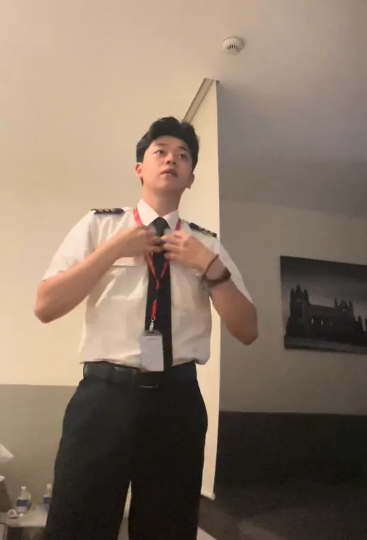 danh-tinh-chang-trai-2k1-lam-co-pho-visual-khien-chi-em-dieu-dung (1)