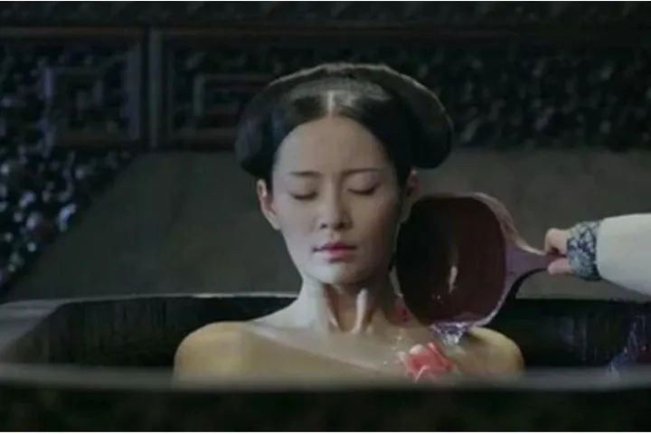 thai-giam-thoi-xua-thay-on-khi-tam-cho-phi-tan-nhung-khoc-than-cung-vo-ich (2)