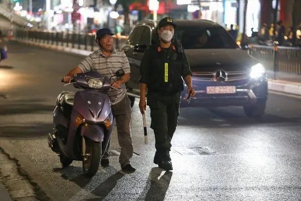 uong-ruou-bia-gap-csgt-dat-xe-may-di-bo-co-bi-phat-nong-do-con-khong (2)