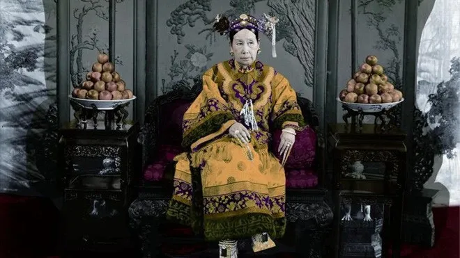 chuyen-ky-di-le-dua-tang-tu-hi-thai-hau-sam-chop-ban-ngay-mau-chay-tu-linh-cuu (13)