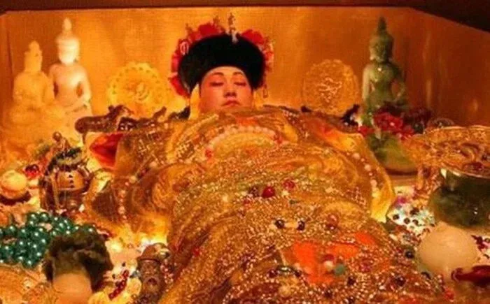 chuyen-ky-di-le-dua-tang-tu-hi-thai-hau-sam-chop-ban-ngay-mau-chay-tu-linh-cuu (6)