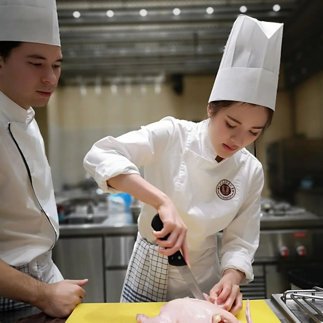 vi-sao-dau-bep-thuong-doi-chiec-mu-trang-cao-du-rat-vuong-viu (4)