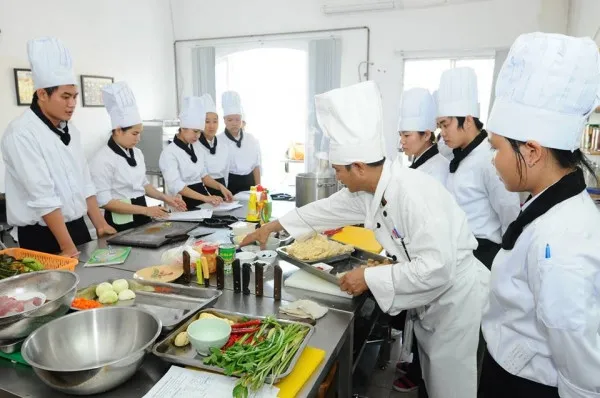 vi-sao-dau-bep-thuong-doi-chiec-mu-trang-cao-du-rat-vuong-viu (5)