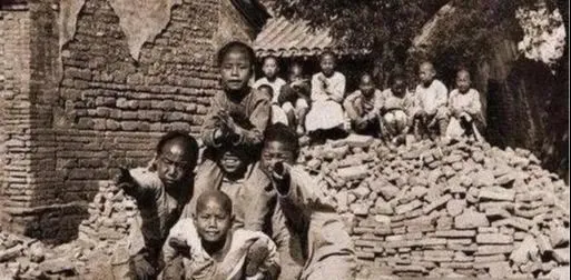 100-dua-tre-trong-lang-mo-tu-hi-thai-hau-tiet-lo-toi-ac-chan-dong (5)