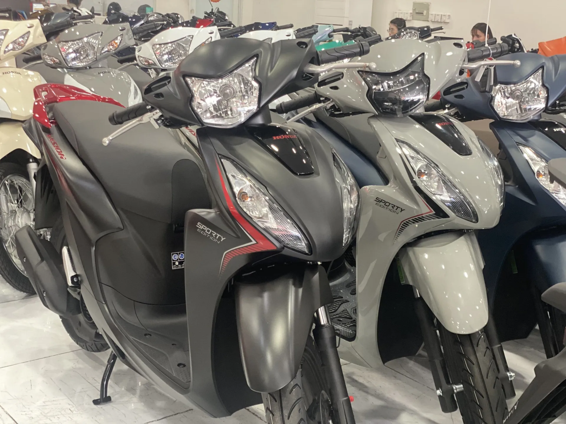 honda-vision-dau-thang-6-2024-gia-re-nhu-co-chi-ngang-xe-so (3)