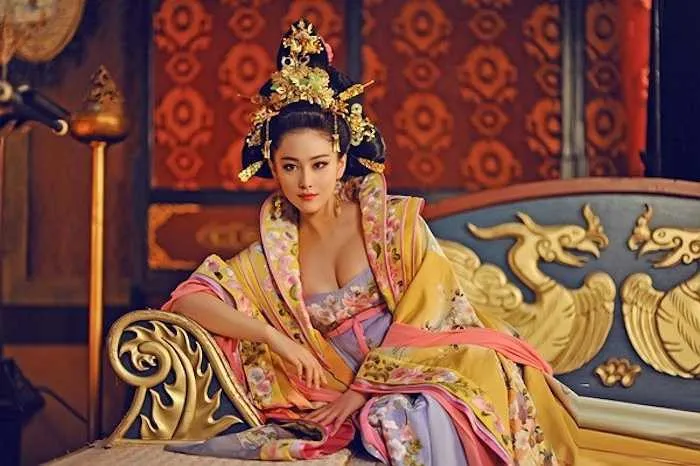 phi-tan-cua-vua-sau-khi-qua-doi-bi-bit-kin-hau-mon (2)