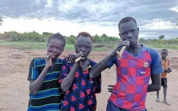 vi-sao-nguoi-chau-phi-rang-trang-du-it-dung-kem-danh-rang (14)