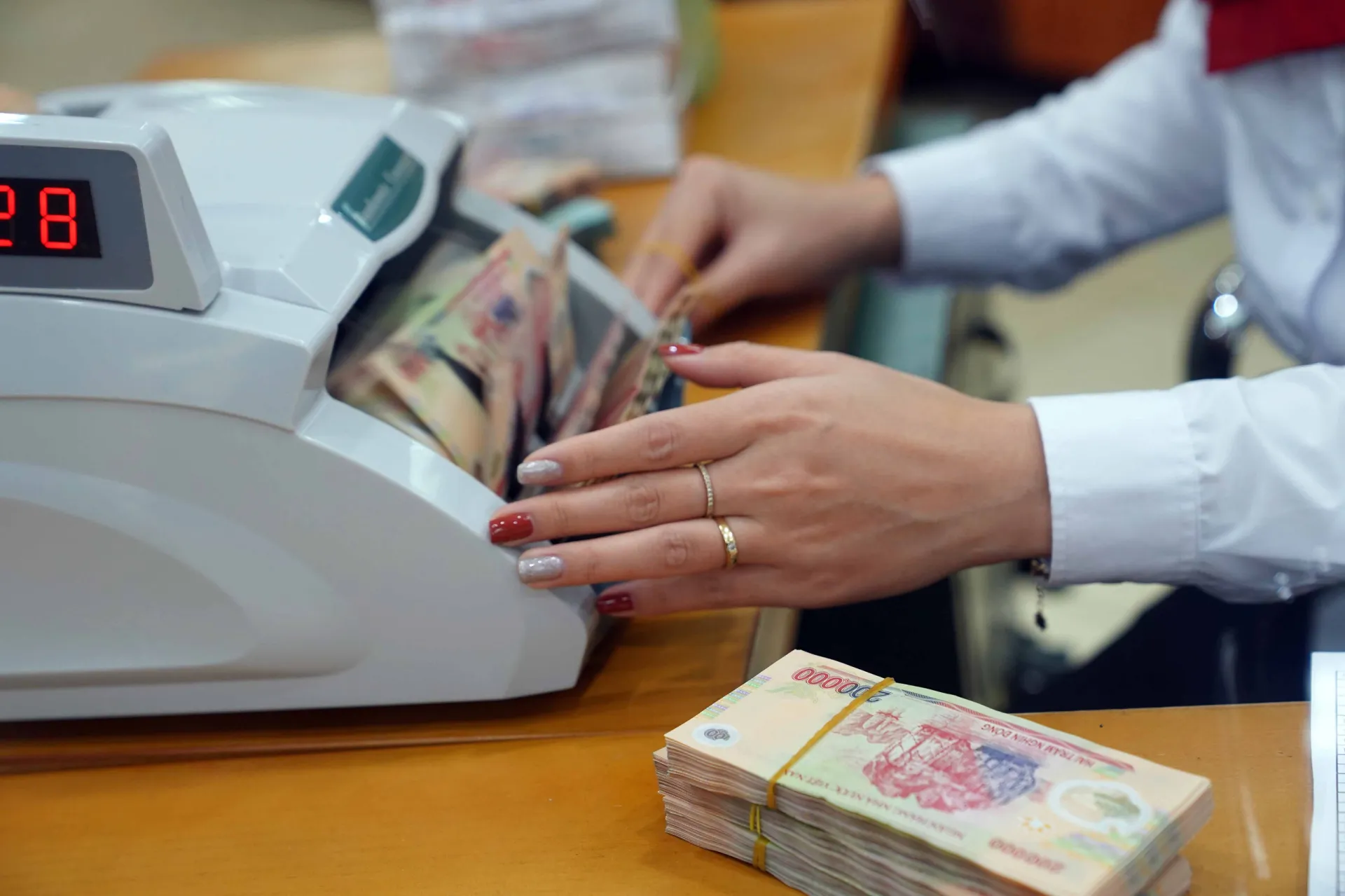 co-tien-nen-mua-vang-hay-gui-tiet-kiem-se-loi-hon (5)