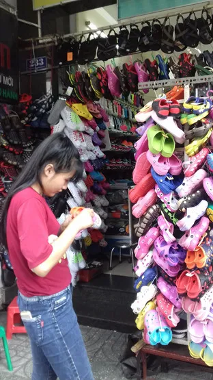 hang-loat-dep-nhua-chua-chat-doc-gay-day-thi-som-o-tre (131)