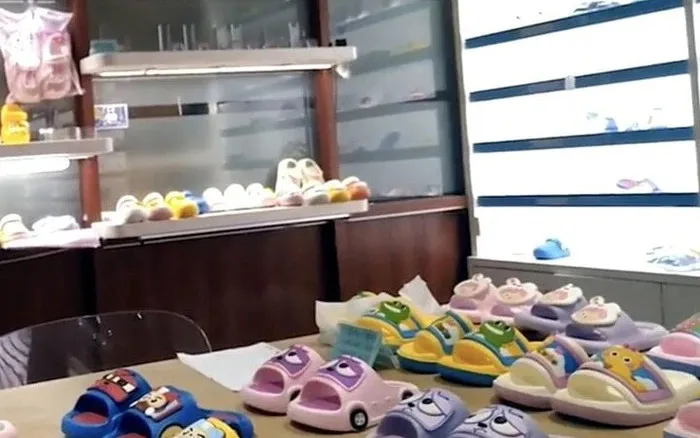 hang-loat-dep-nhua-chua-chat-doc-gay-day-thi-som-o-tre (3)