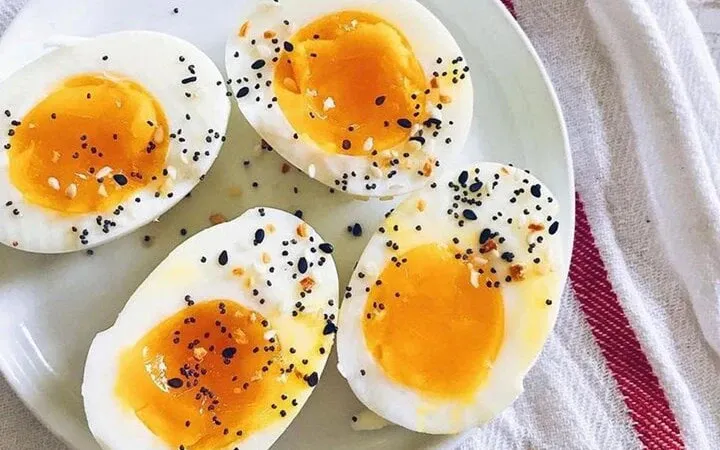 trung-ga-vo-nau-hay-trung-ga-vo-trang-se-bo-duong-hon (13)