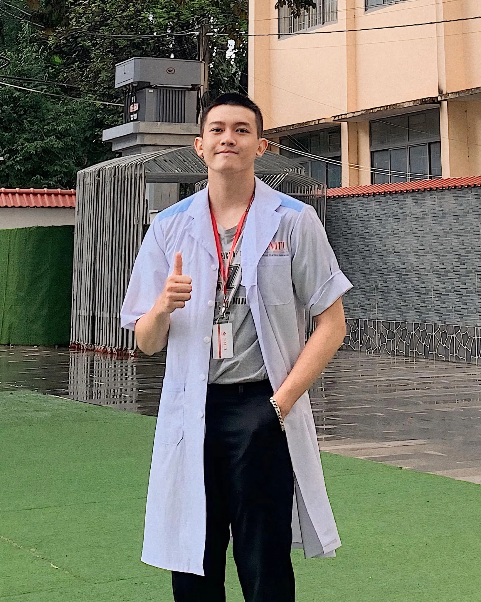 hot-boy-truong-y-co-ten-doc-dao-hiem-ai-trung-tai-nang-nhan-sac-co-du (1)