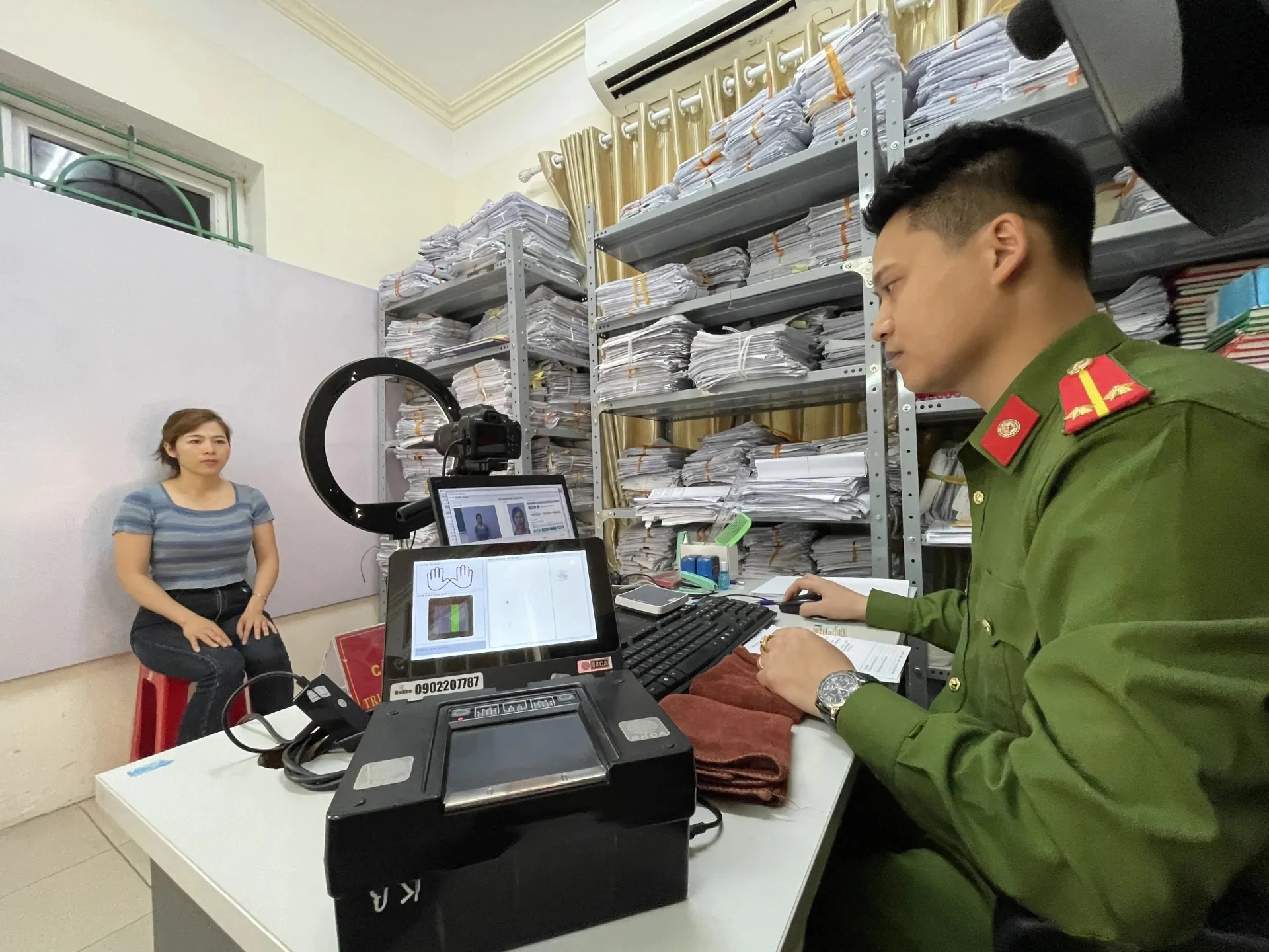 nam-2024-can-cuoc-cong-dan-het-han-co-can-ve-que-lam-lai-khong (3)