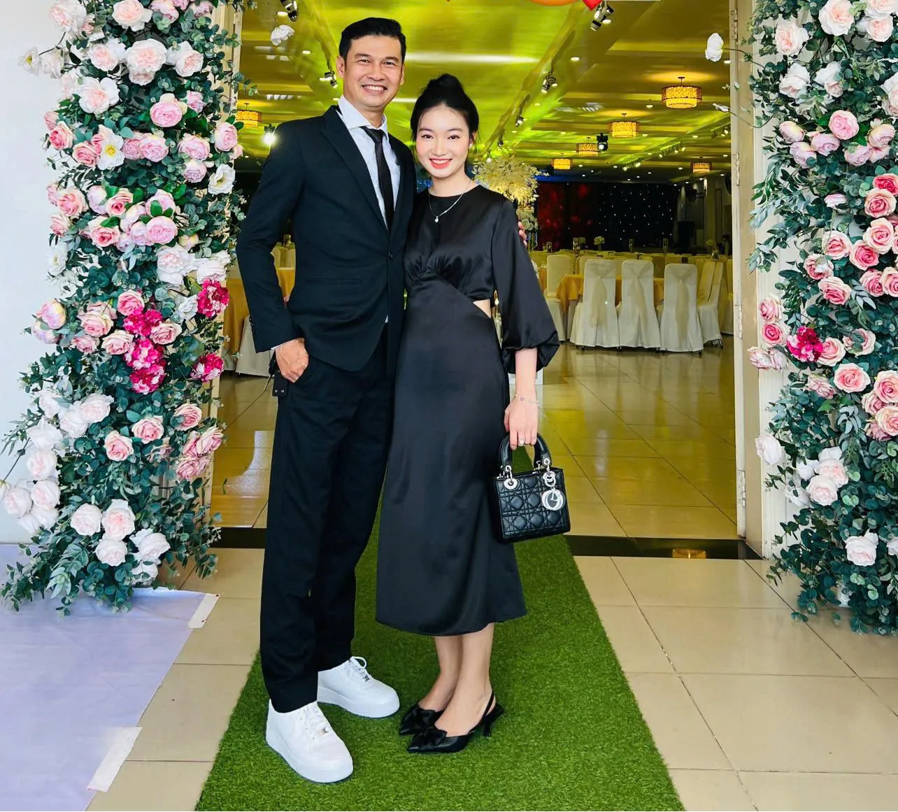 sao-nam-vbiz-u50-ket-hon-voi-khan-gia-nu-kem-26-tuoi-tung-yeu-tham-viet-huong (41)