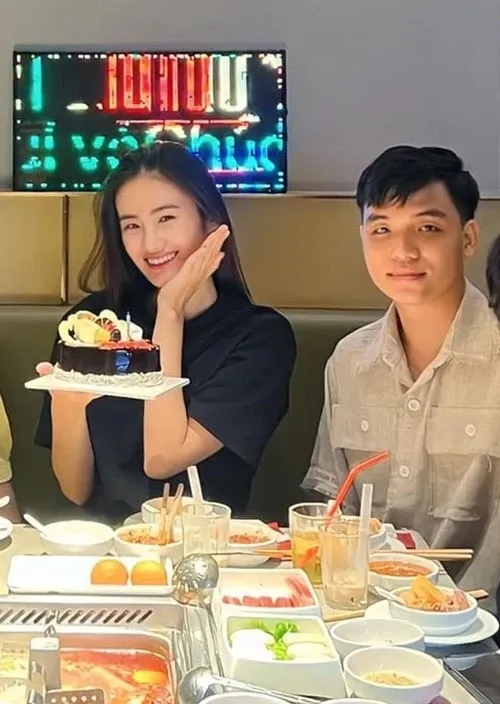 ban-trai-hoa-hau-y-nhi-len-tieng-bao-ve-ban-gai-sau-tranh-cai-ban-trai-phai-thay-doi-de-theo-kip-toi-2