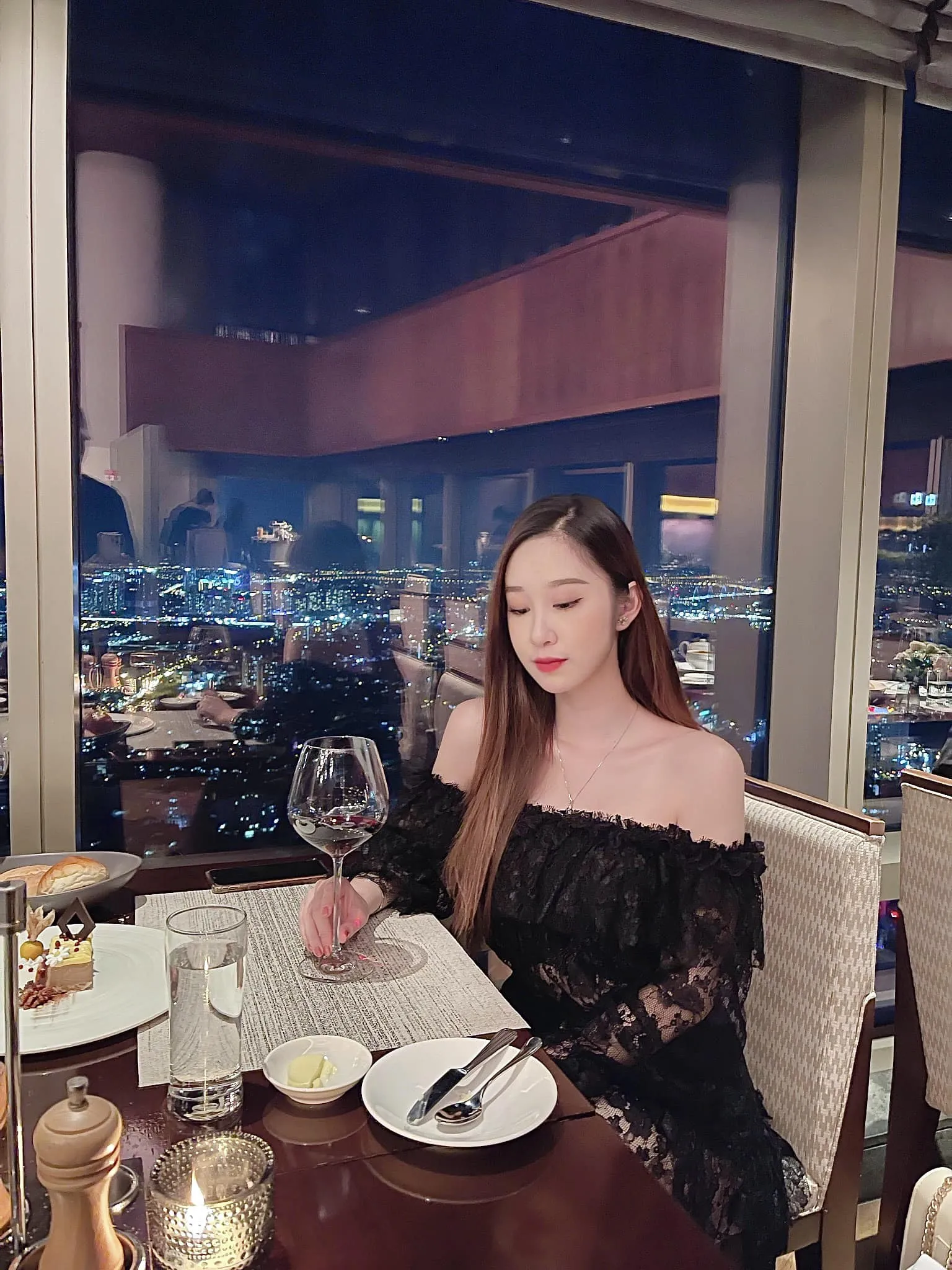 Nhan sắc ngoài đời tựa hotgirl của bạn gái Phi trong Món quà của cha