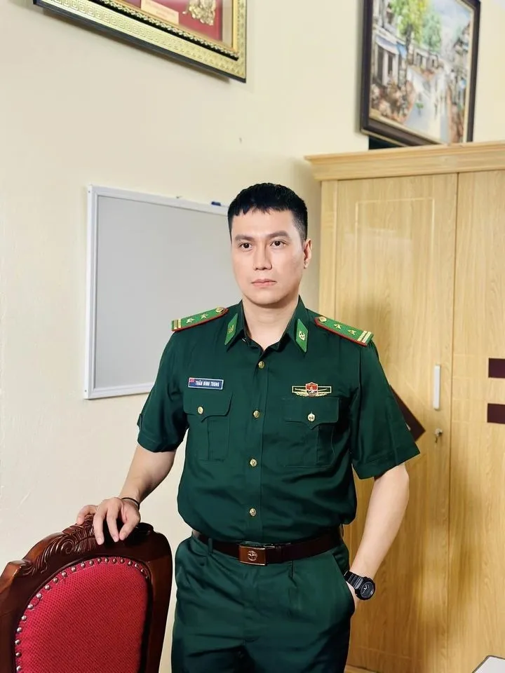 Việt Anh đĩnh đạc trong phim mới nhưng gây bất ngờ với gương mặt đen nhẻm qua camera thường