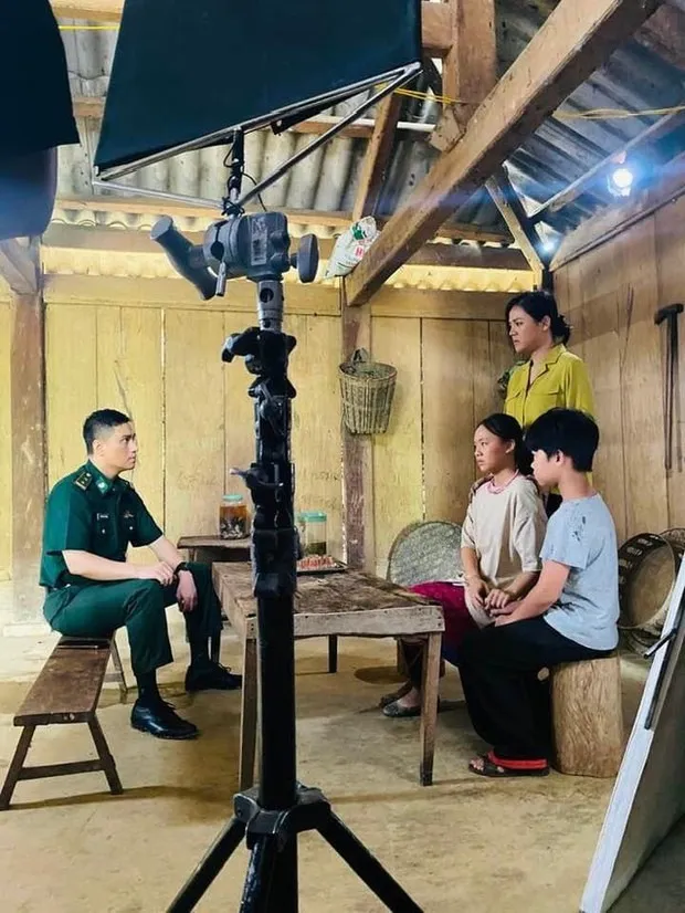 Việt Anh đĩnh đạc trong phim mới nhưng gây bất ngờ với gương mặt đen nhẻm qua camera thường
