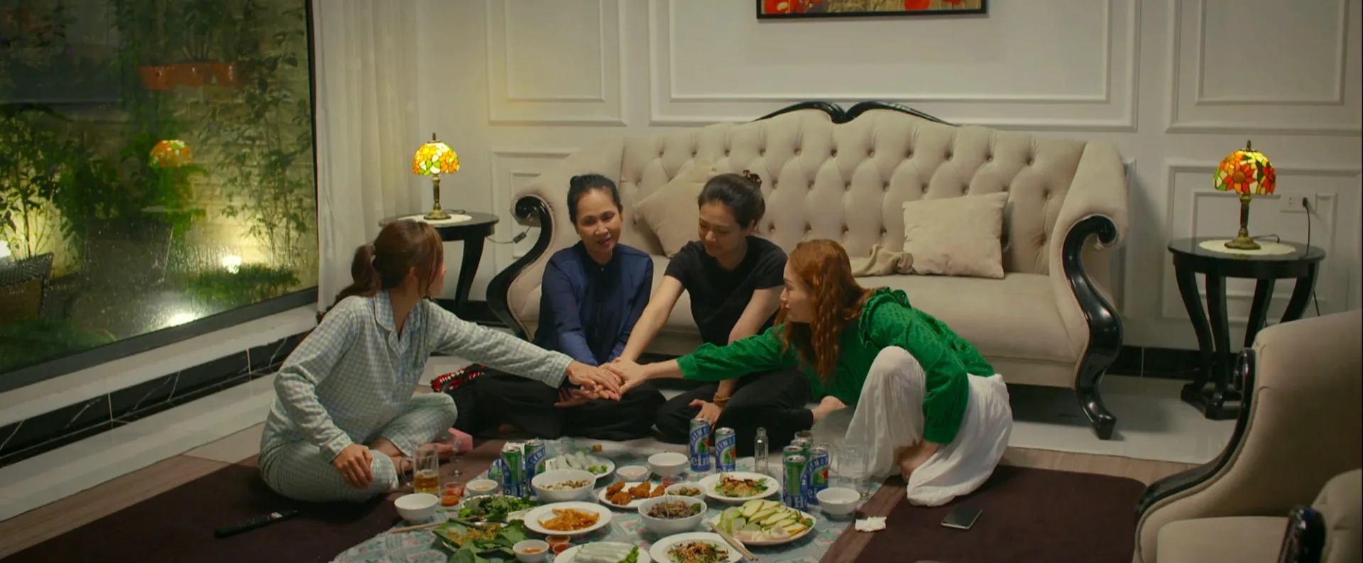 Hình ảnh không lên sóng của Gia Đình Mình Vui Bất Thình Lình, khán giả trách Phương: Khóc nghẹn cổ mà bà í thế này