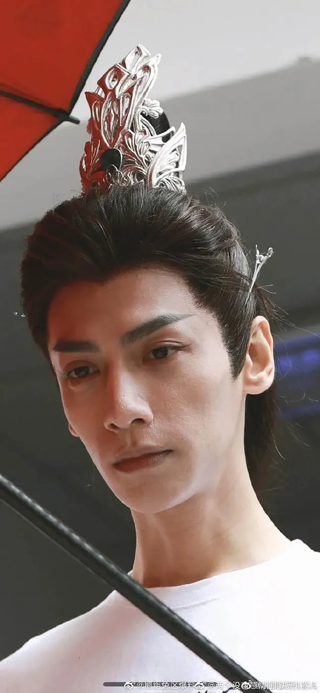 La Vân Hi gặp sự cố sức khỏe trong lúc quay phim, hình ảnh tiều tụy ngồi xe lăn khiến fan lo lắng