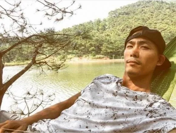 Nam diễn viên từng 'tán' Phương Oanh trong Hương Vị Tình Thân nay có màn tái xuất khó nhận ra ở Làng Trong Phố