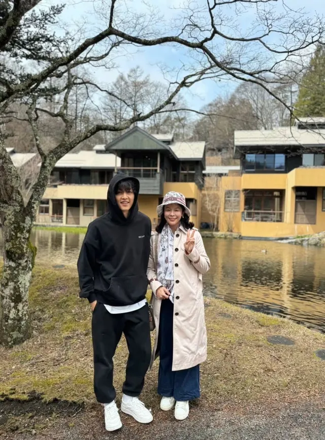 song-joong-ki-dua-vo-va-quy-tu-sang-nhat-ban-du-lich-visual-doi-thuong-dien-trai-gay-an-tuong-5a5-7133674