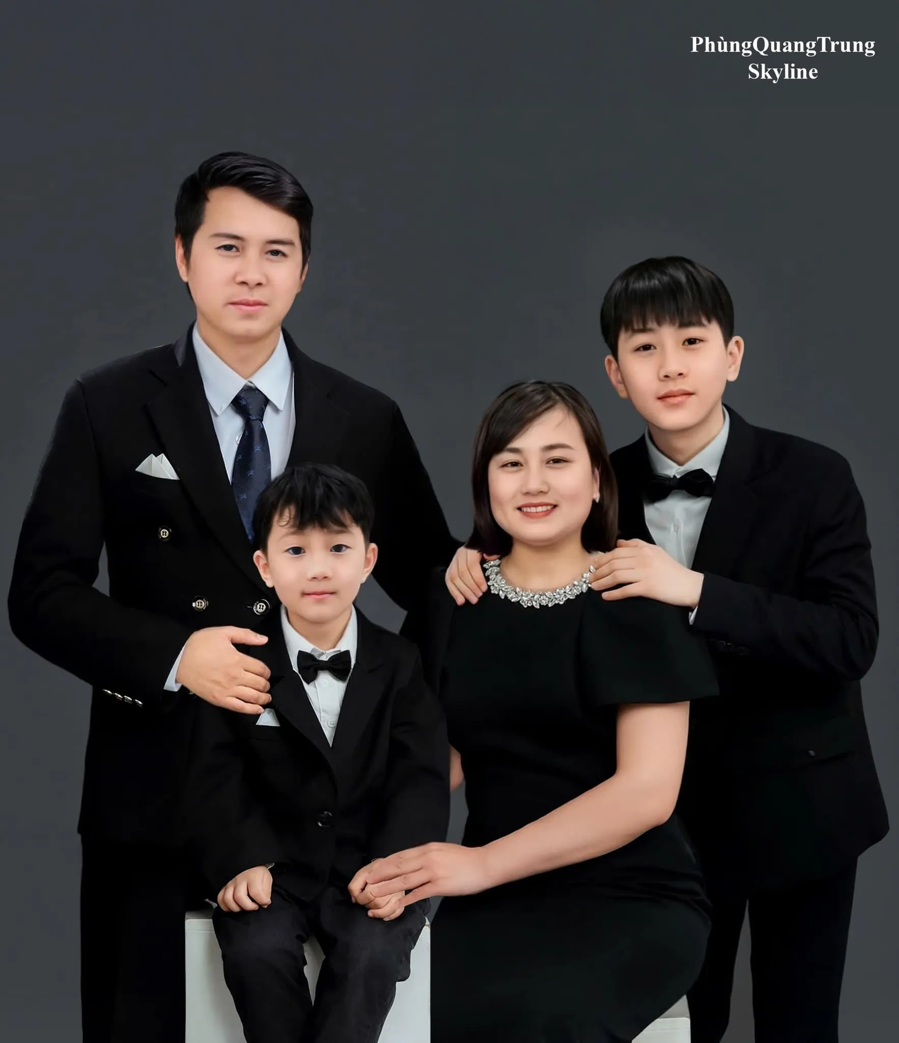 xuc-dong-tam-anh-khoi-phuc-gia-dinh-cua-cau-be-mat-cha-me-sau-tran-lu-quet-lang-nu