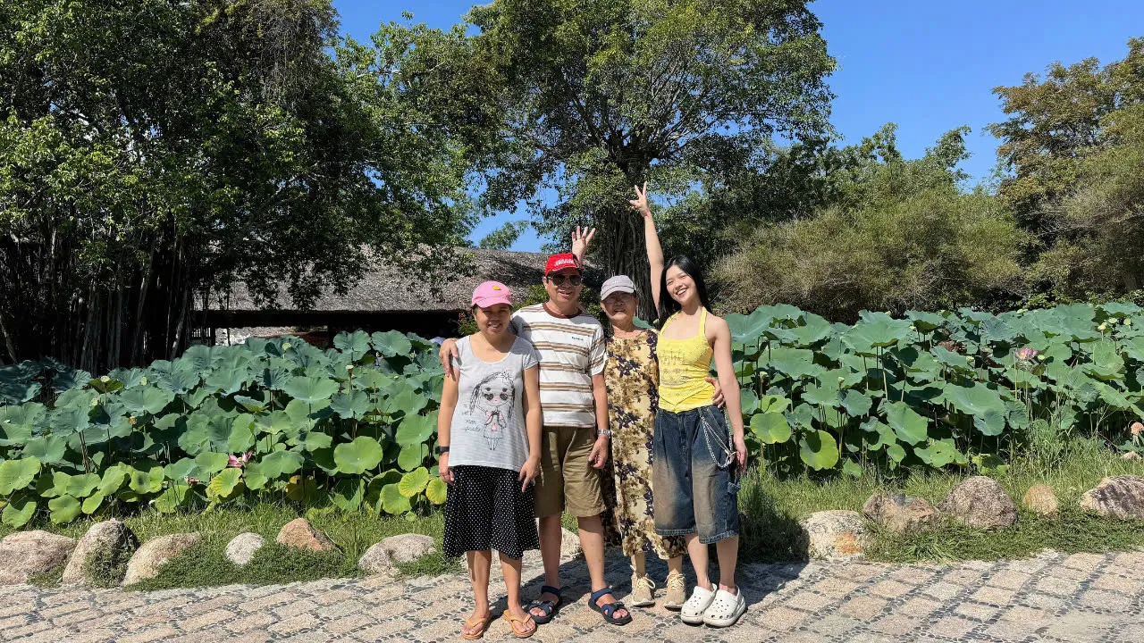 suni-ha-linh-tro-lai-sau-1-thoi-gian-im-ang-voi-vlog-dau-tay-cung-gia-dinh-tai-nha-trang