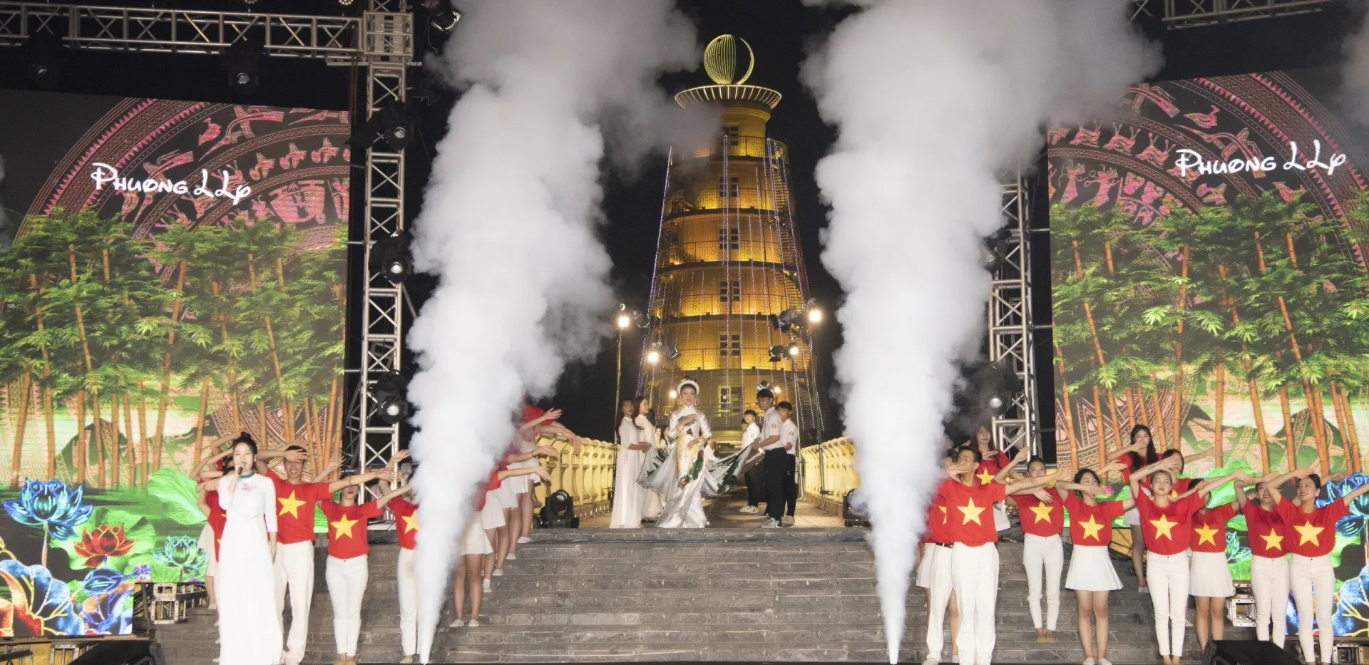 Katherine Minh Vy nhan duoc su yeu men cua khan gia sau phan trinh dien ao dai ky luc2