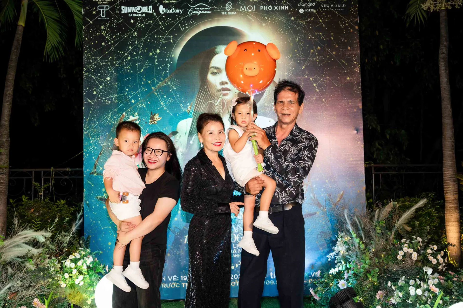 GIA DINH HO NGOC HA (5)