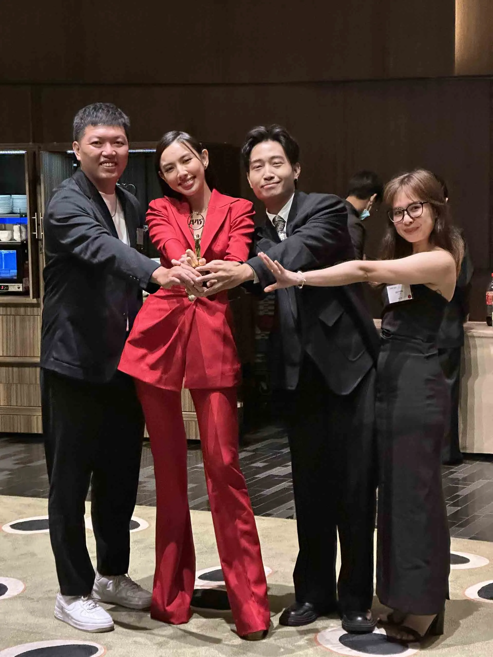 THÙY TIÊN NHẬN GIẢI (4)