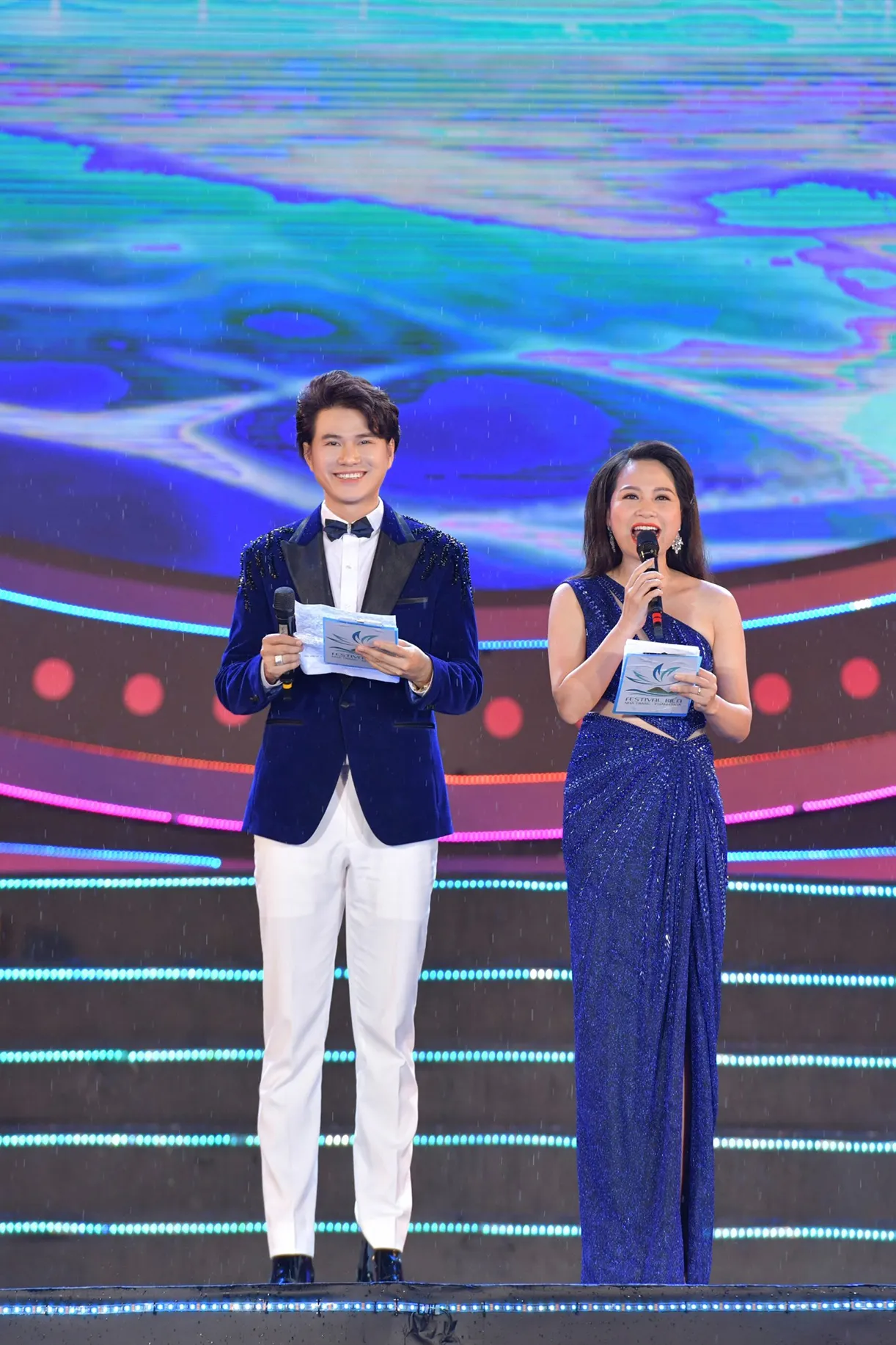 Vu Manh Cuong nói lời cảm ơn khan giả tại Festival Biển 4