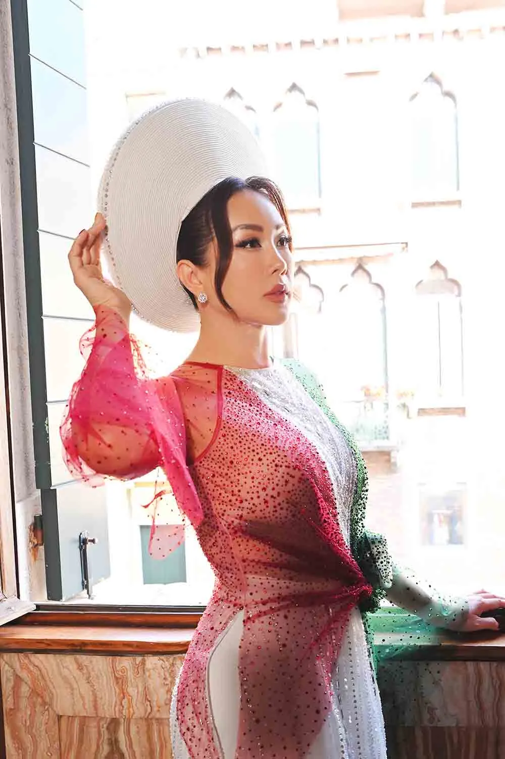 hoa-hau-thu-hoai-tu-hao-quang-ba-ao-dai-tai-troi-tay-1