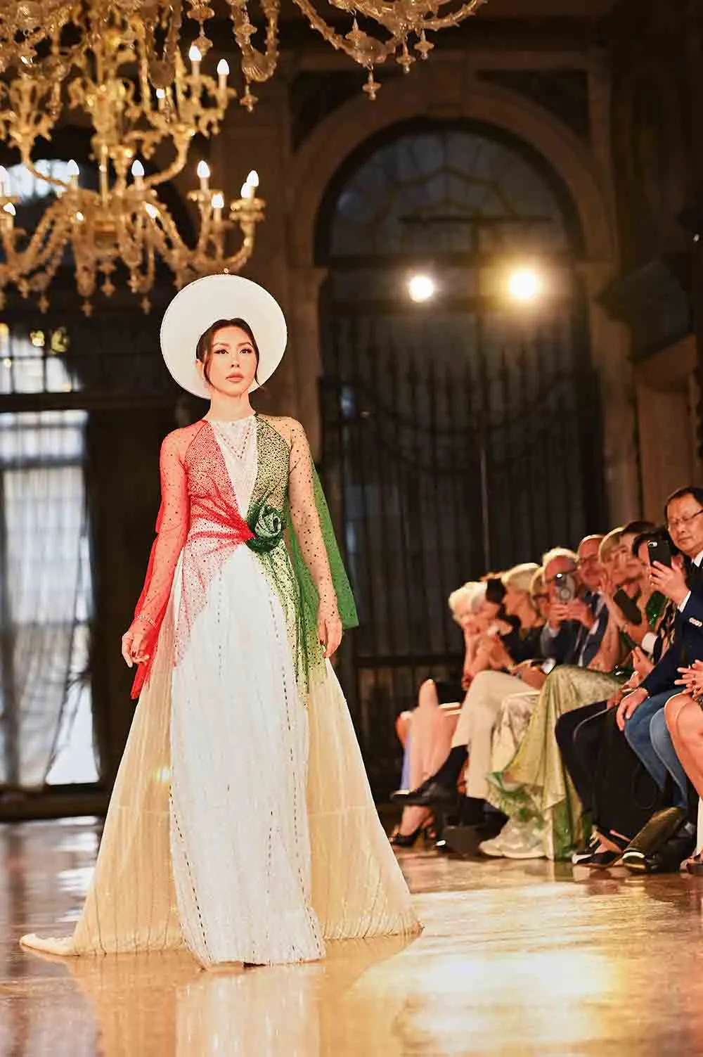 hoa-hau-thu-hoai-tu-hao-quang-ba-ao-dai-tai-troi-tay2