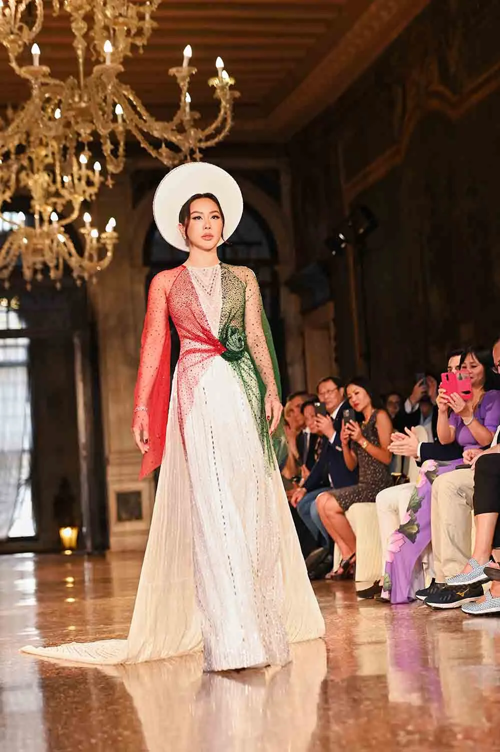 hoa-hau-thu-hoai-tu-hao-quang-ba-ao-dai-tai-troi-tay7