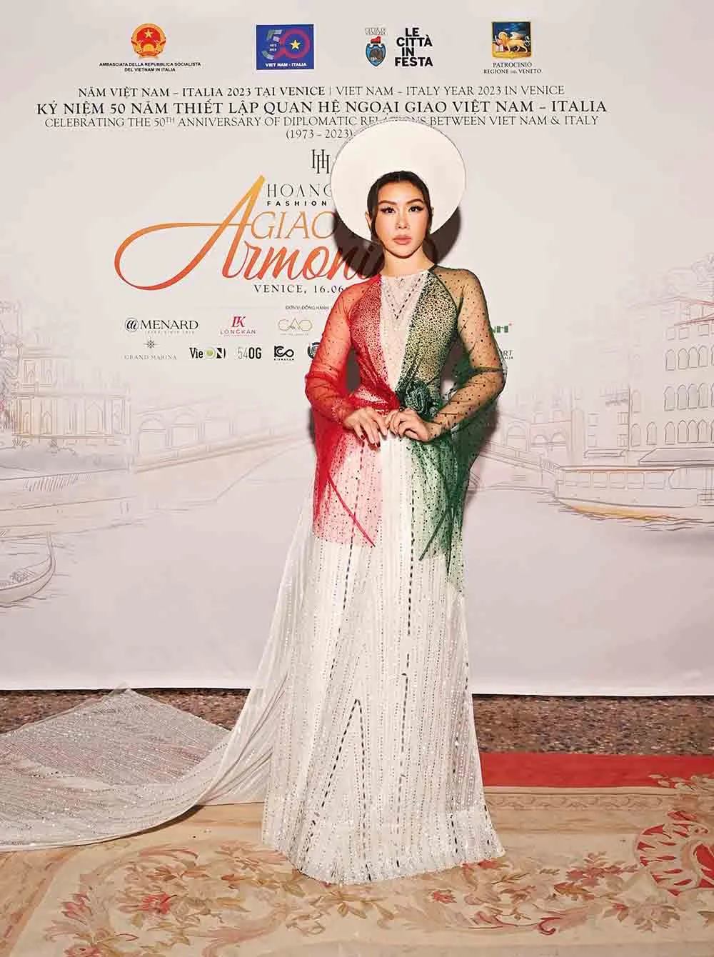 hoa-hau-thu-hoai-tu-hao-quang-ba-ao-dai-tai-troi-tay9