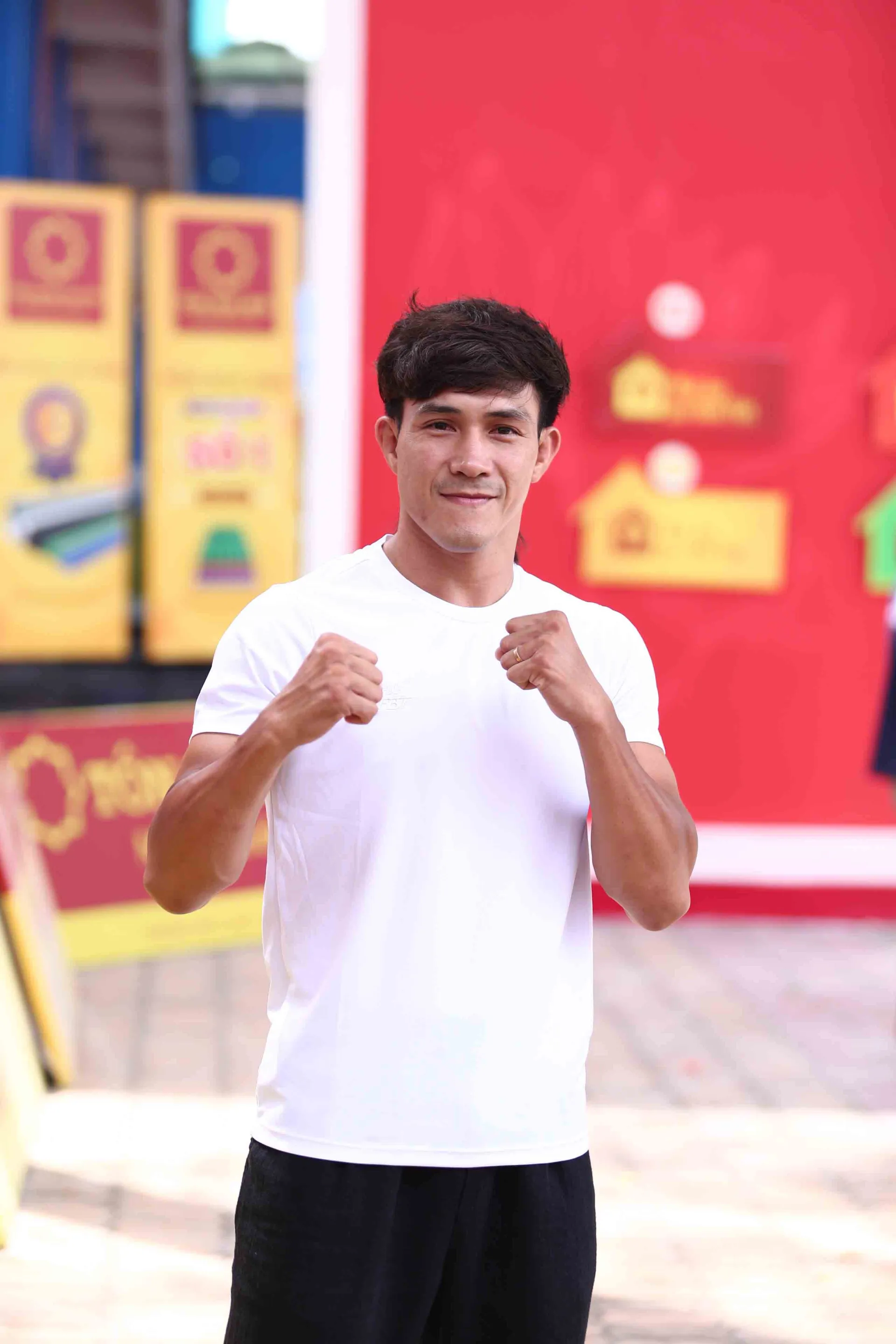 mai-am-gia-dinh-viet-quyen-linh-nguyen-tran-duy-nhat-va-mai-thanh-ha-bo-tien-tui-danh-tang-cac-em-nho-mo-coi-1