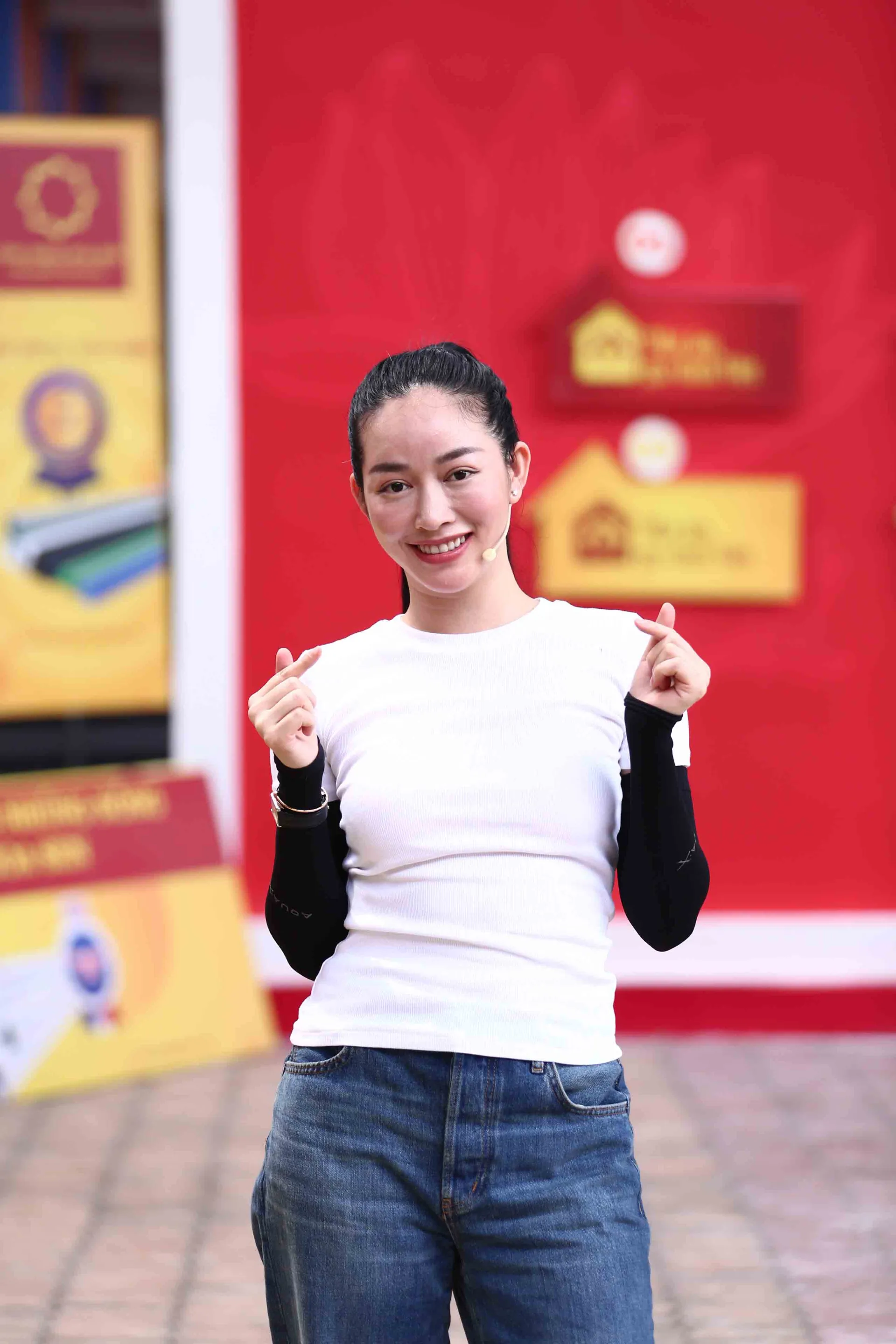 mai-am-gia-dinh-viet-quyen-linh-nguyen-tran-duy-nhat-va-mai-thanh-ha-bo-tien-tui-danh-tang-cac-em-nho-mo-coi-19